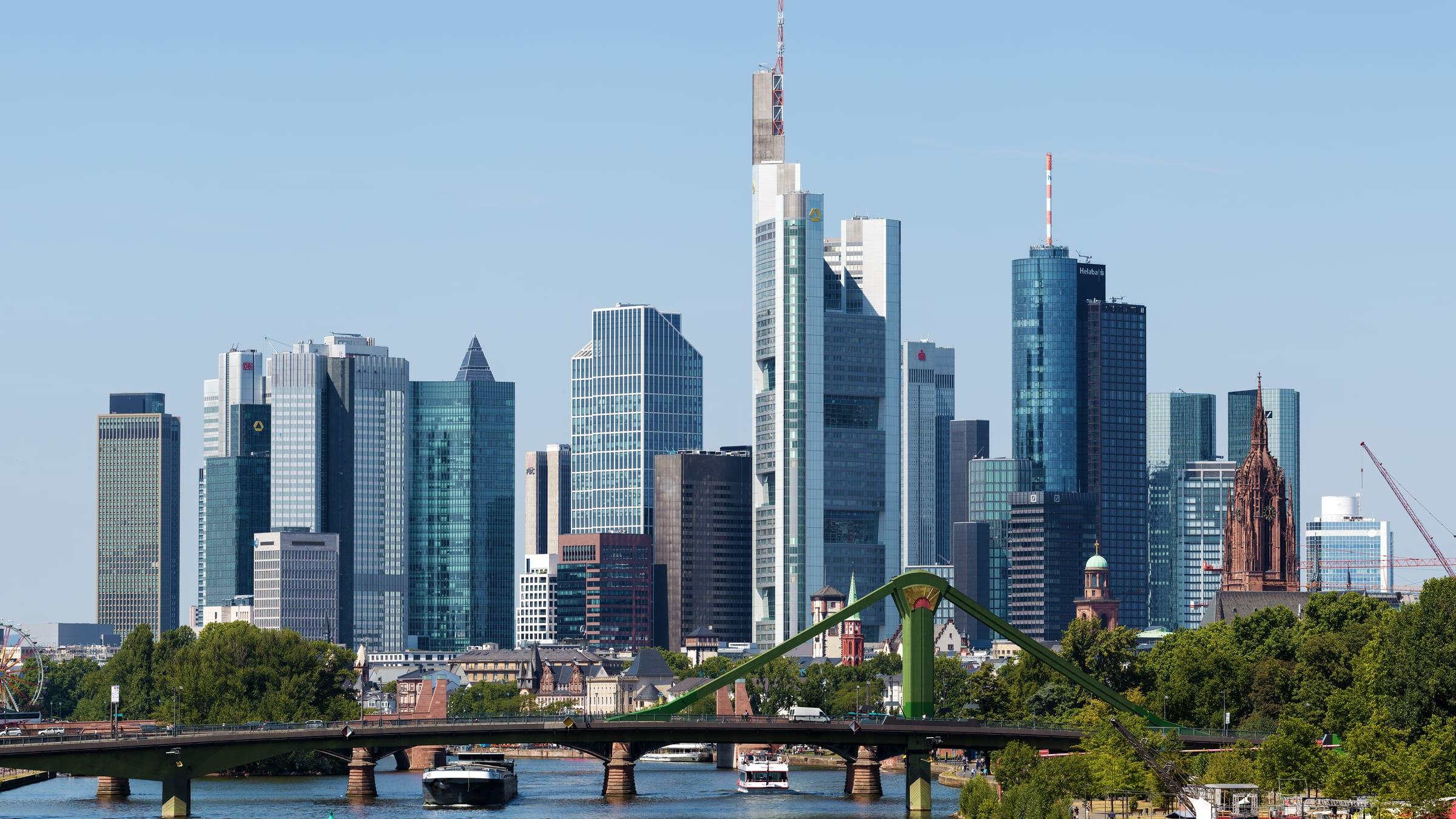 Frankfurt Skyline bei Nacht – Finanzdistrikt mit beleuchtetem Main, Commerzbank Tower und Hochhäusern